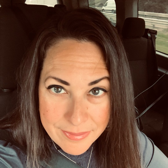 Meet your Posher, Lori - Picture 1 of 2